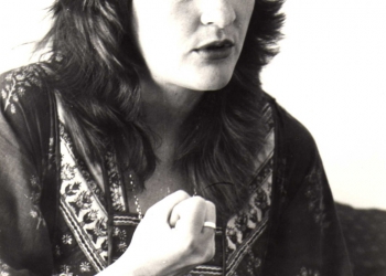 1980 Hierdie is een van die foto's in 'n reeks wat gebruik was by 'n artikel oor my as Jana Cilliers se 'spookstem' vir die reeks 'Phoenix en Kie', waarin ek 'Kinders van die Wind' gesing het.