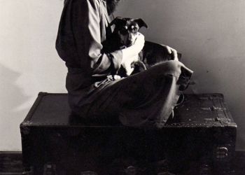 1980 Ek, saam met my lieflinghond, Snuiter. Dit was 'n publisiteitsfoto vir 'n optrede vir die S-A Kunsvereniging. Foto: Robin Aldwinckle