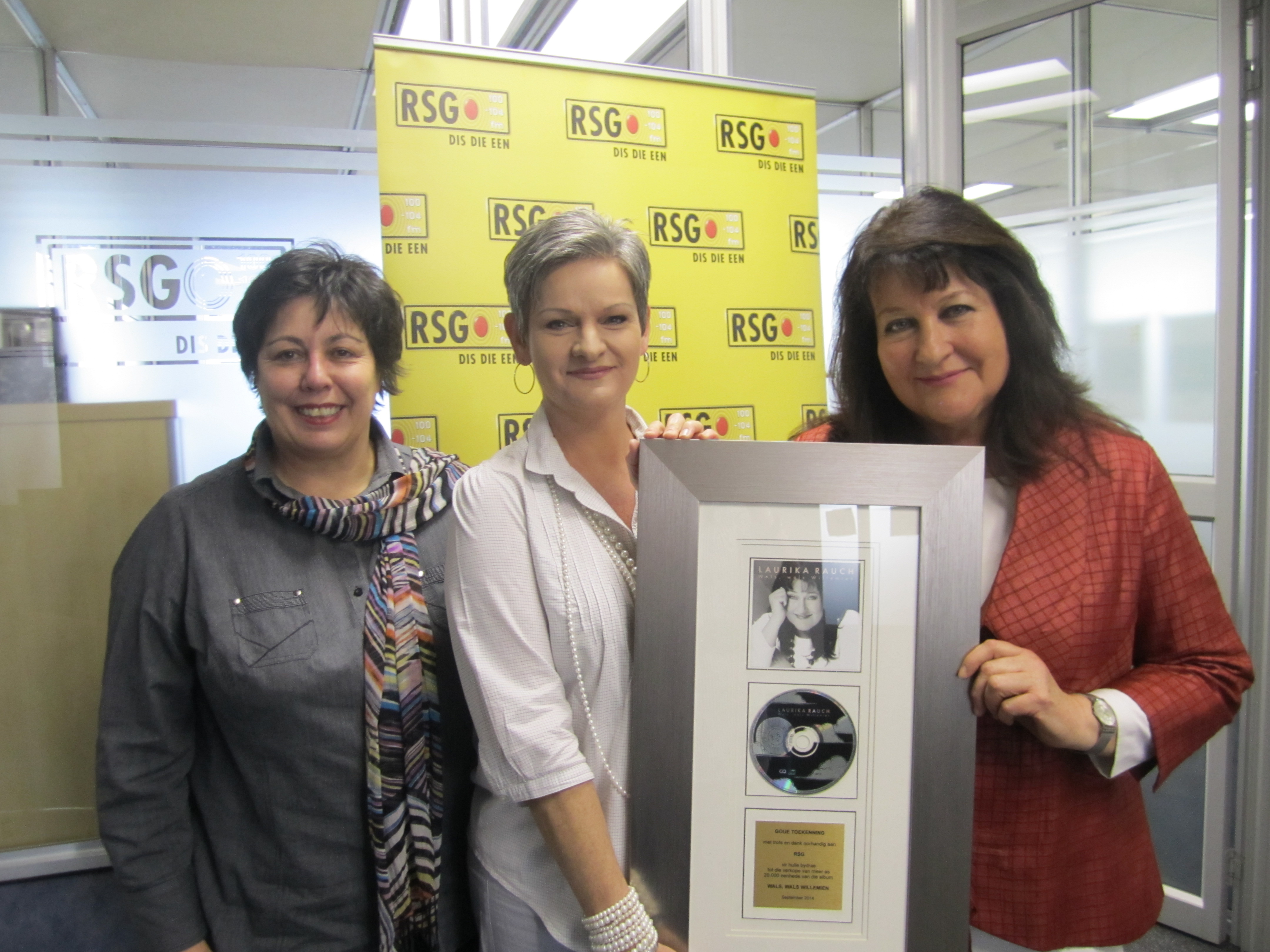 2014 - Met Tharien Oosthuizen en Magdaleen Kruger van RSG  by die oorhandiging van ‘n goue plaat aan hulle vir RSG se aandeel in die sukses van ‘Wals, wals Willemien’