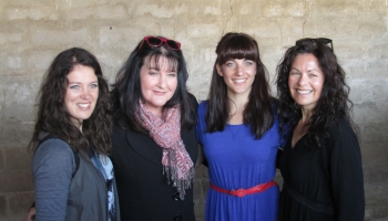 2013 - Tydens die verfilming van ‘Stuur Groete Aan Mannetjies Roux’- vlnr: Steffie le Roux, ek, Anna-Mart van der Merwe en Lizelle De Klerk