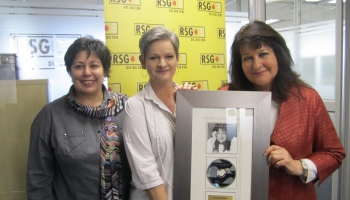 2014 - Met Tharien Oosthuizen en Magdaleen Kruger van RSG  by die oorhandiging van ‘n goue plaat aan hulle vir RSG se aandeel in die sukses van ‘Wals, wals Willemien’